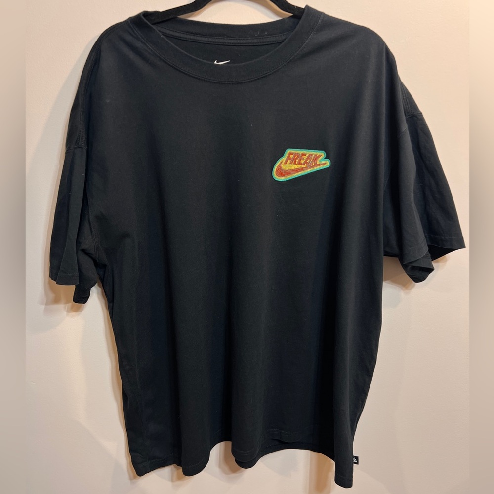 Nike Freak “Giannis Antetokounmpo” Men’s Black Tee